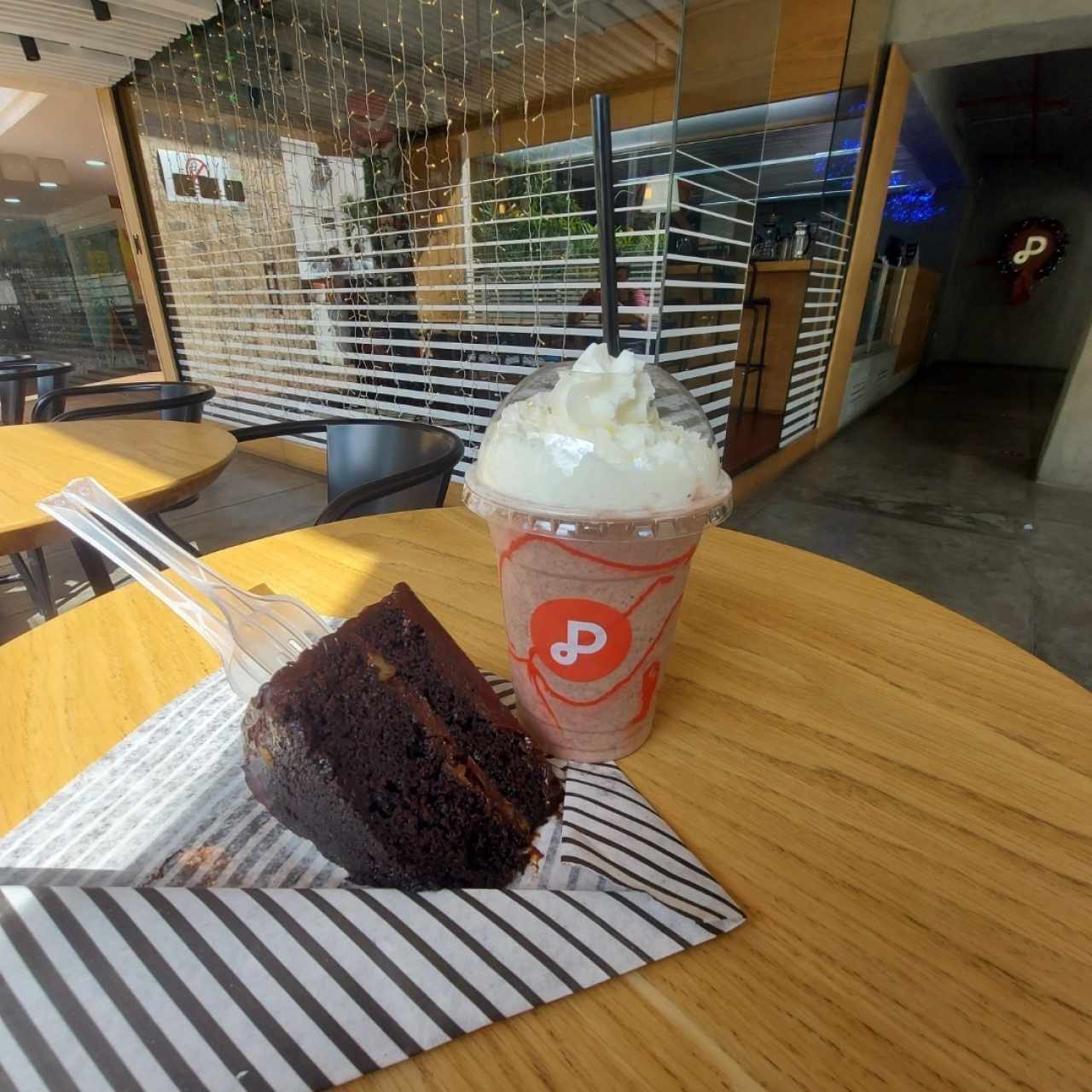 Torta Humeda de chocolate y Frappuccino