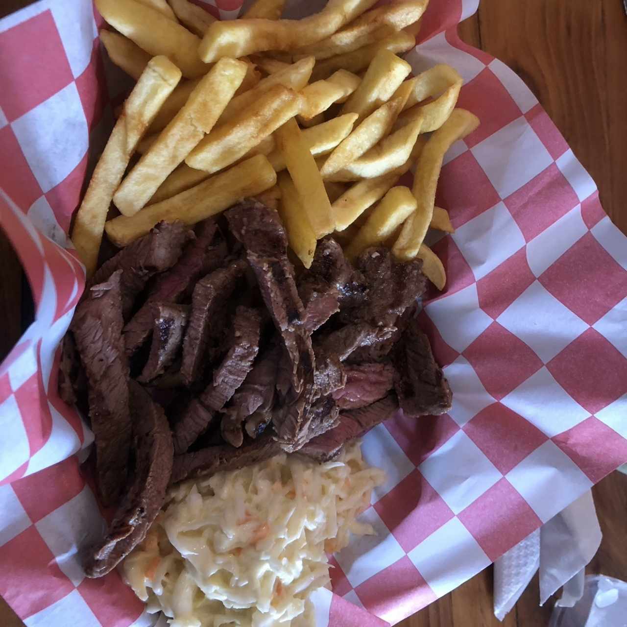 Lomito con ensalada rayada