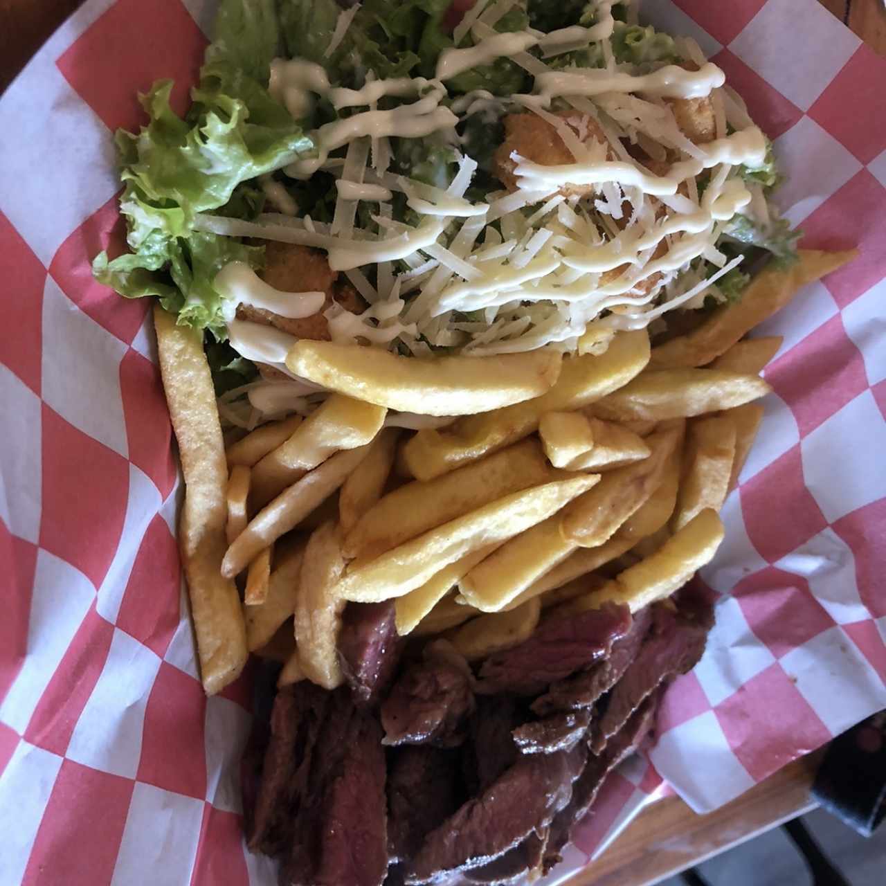 Lomito con ensalada Cesar