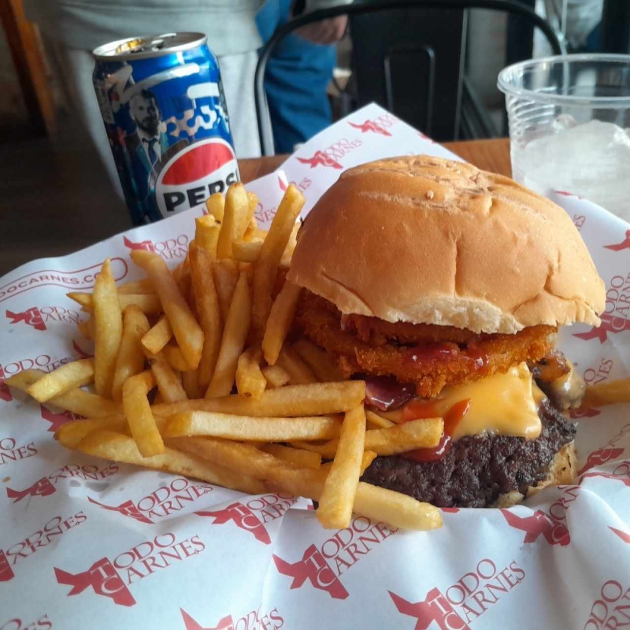 Hamburguesa Todo Carnes, 280g de carne, quedé full.