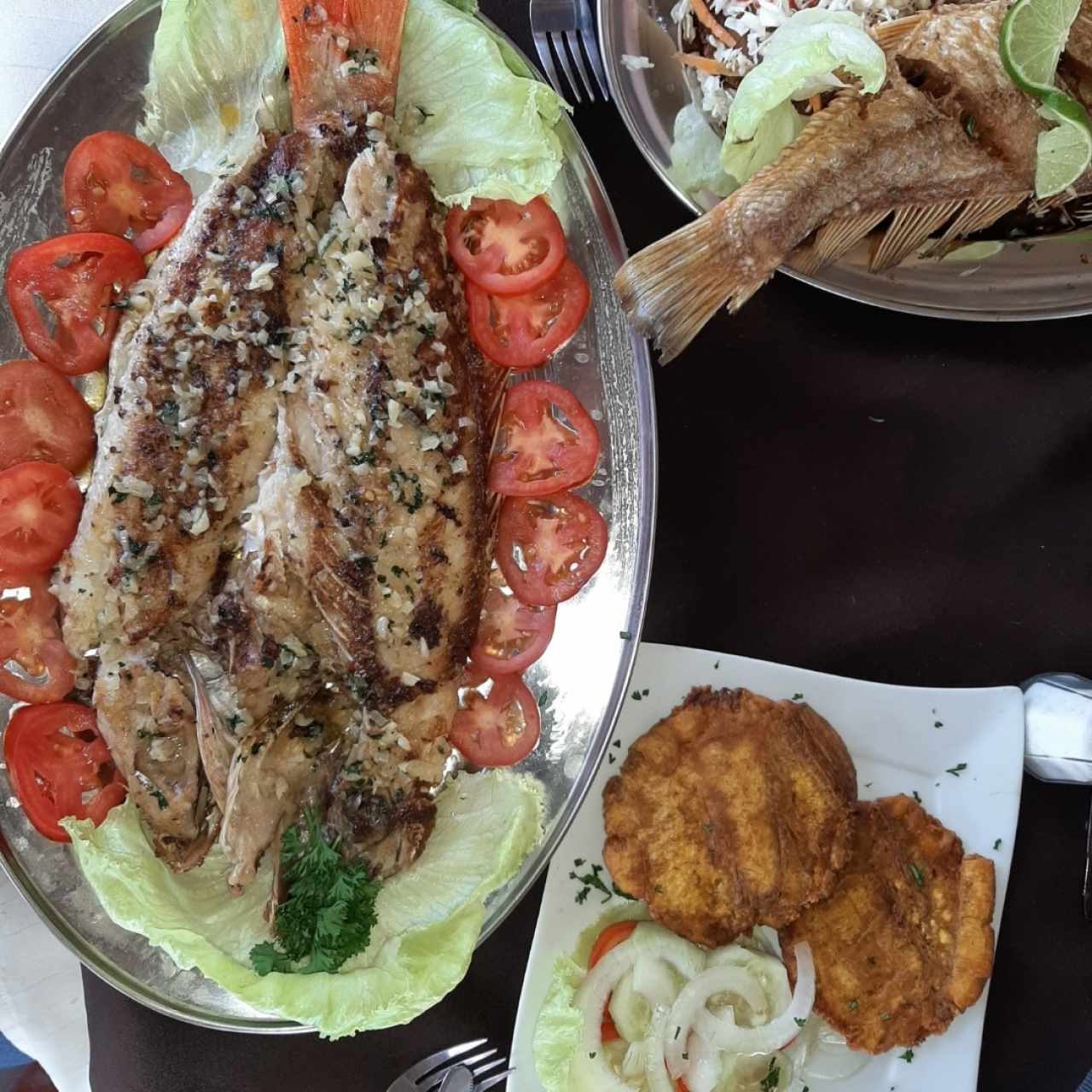 Pargo al Ajilo con ensalada mixta y tostones
