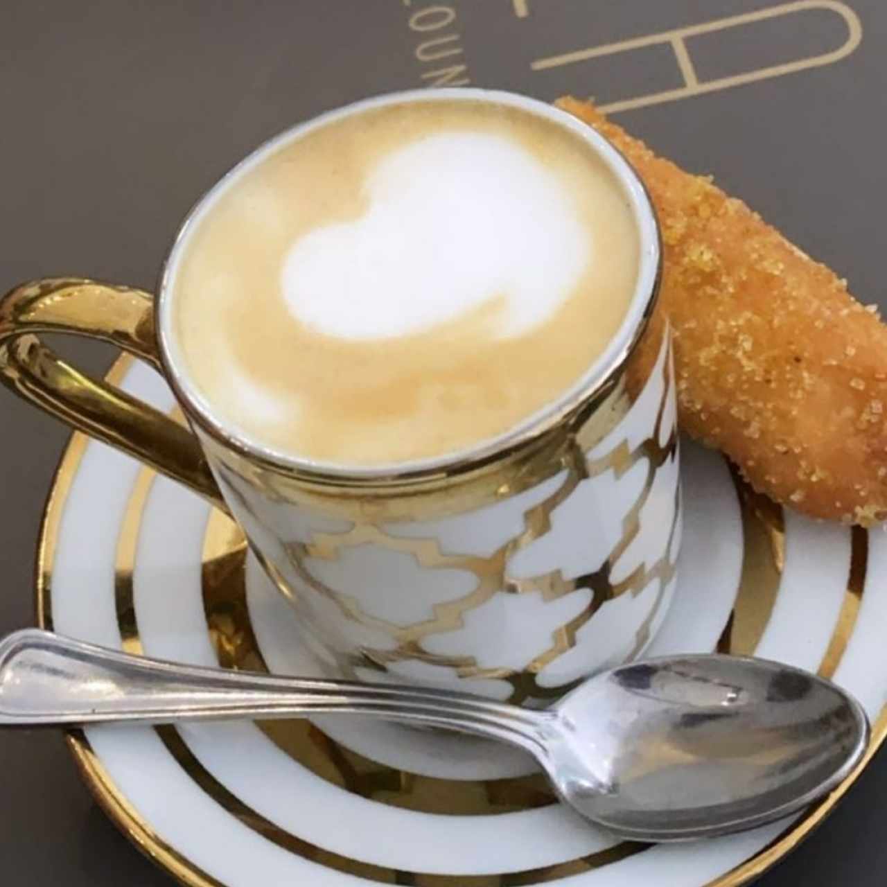 Rico café y bellas las tazas 