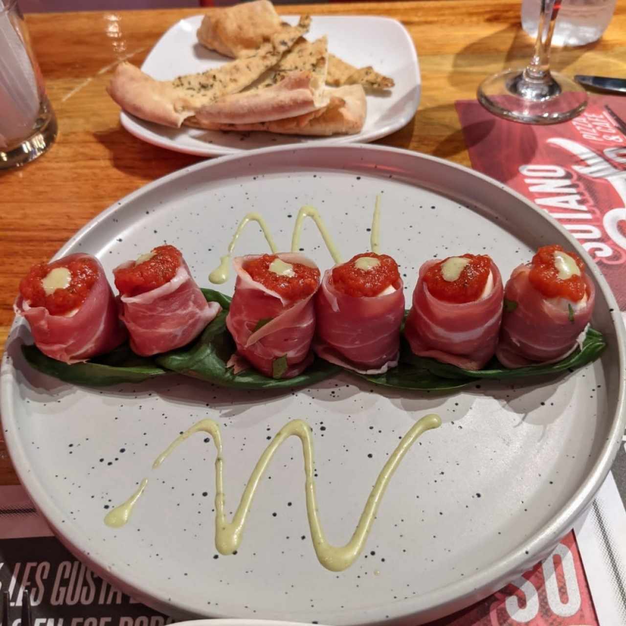 ENTRADAS - Bocconcini é Prosciutto