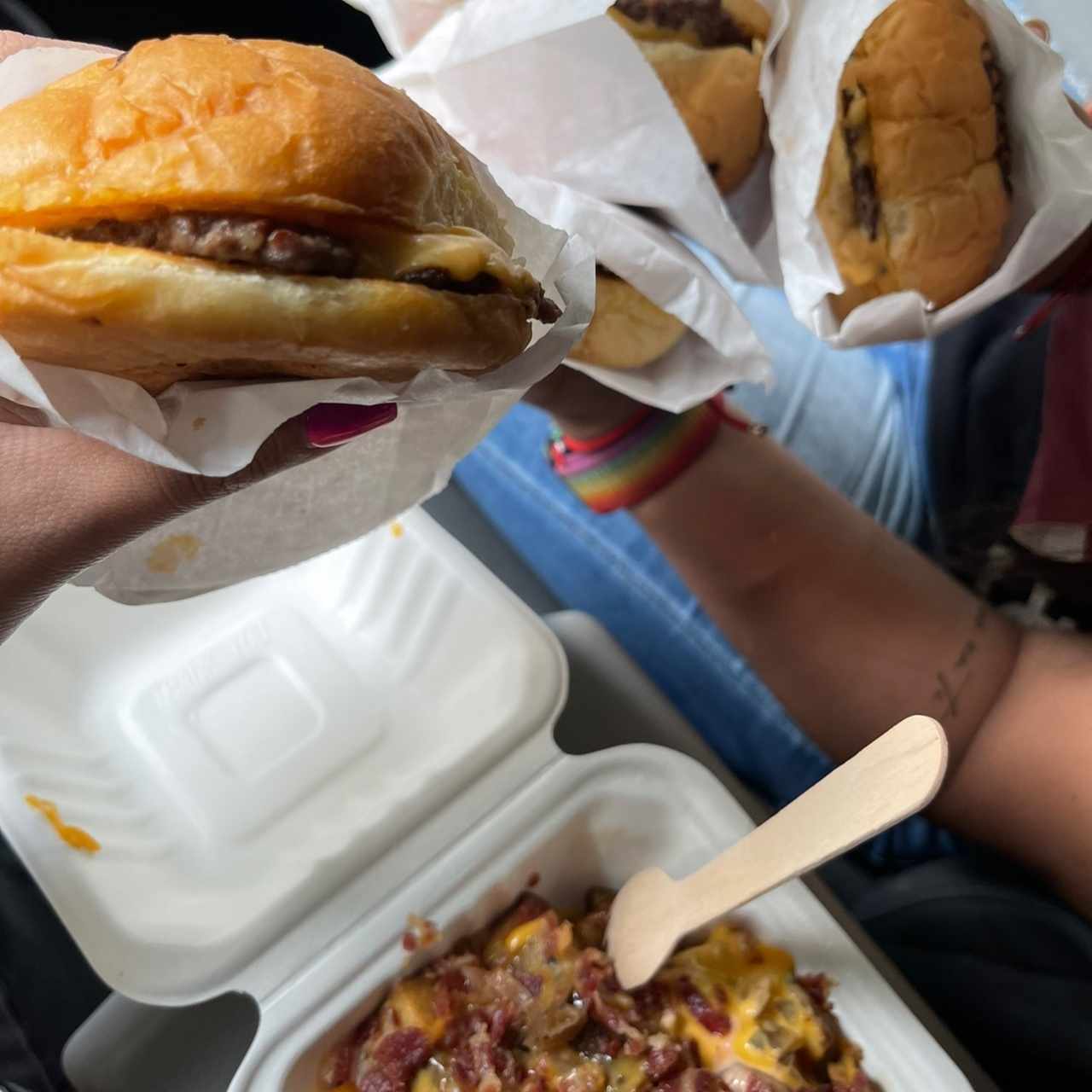 hamburguesas de $1 y papas foodis