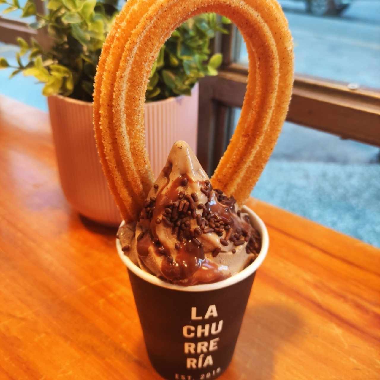 Mi favorito,churro de azúcar canela con helado de chocolate 😍
