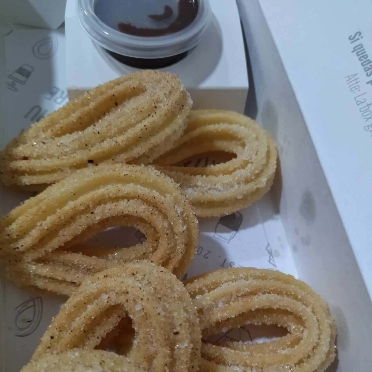 churros con azúcar y canela y sirope de chocolate