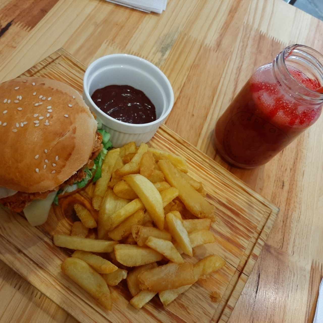 Hamburguesa de Pollo y Jugo de Fresa