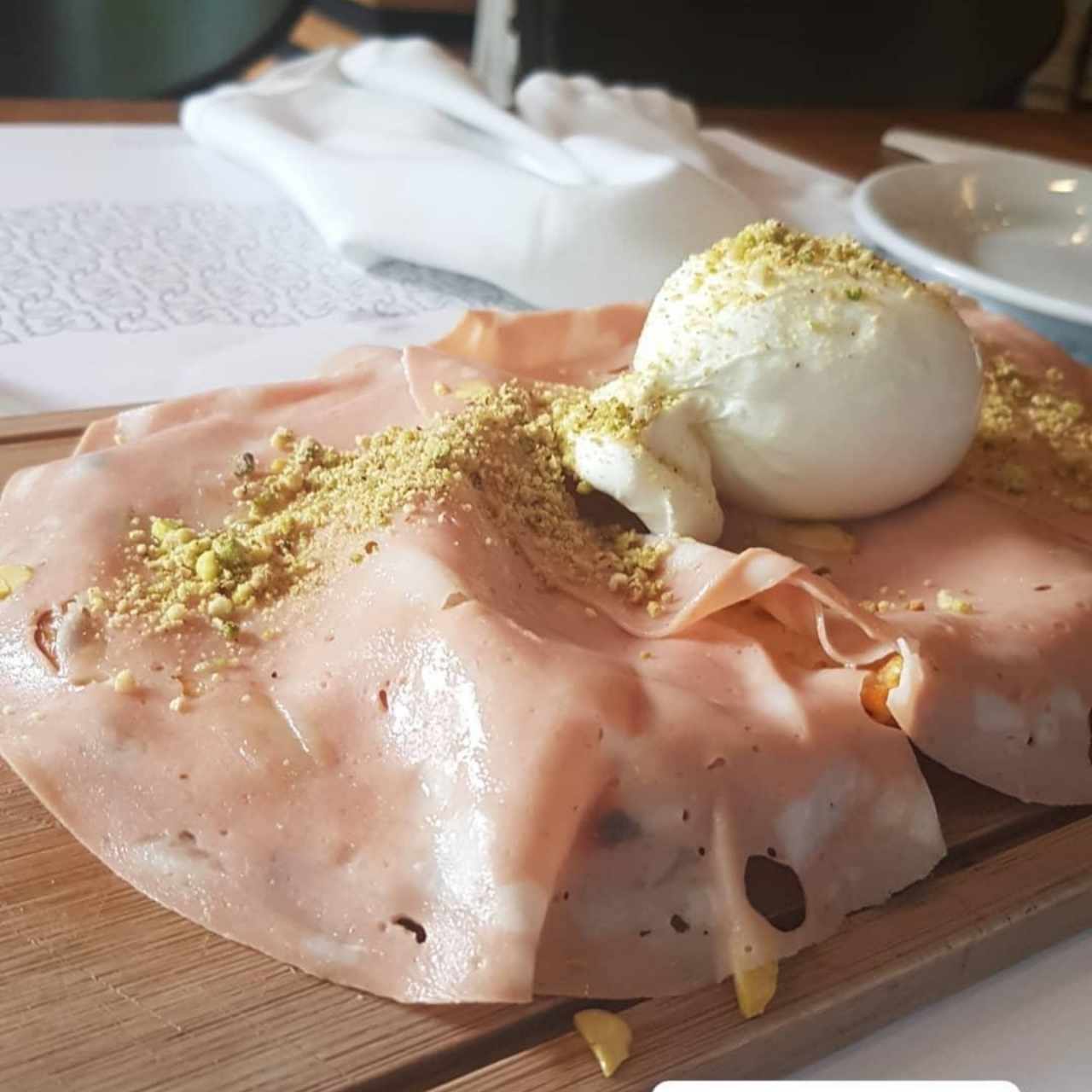 Pizzeta de mortadela y burrata