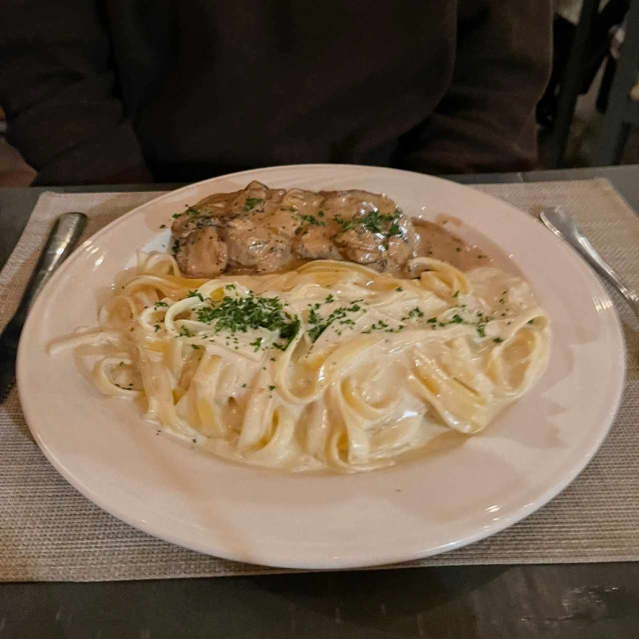 Lomito en salsa de champiñones con pasta cuatro quesos 