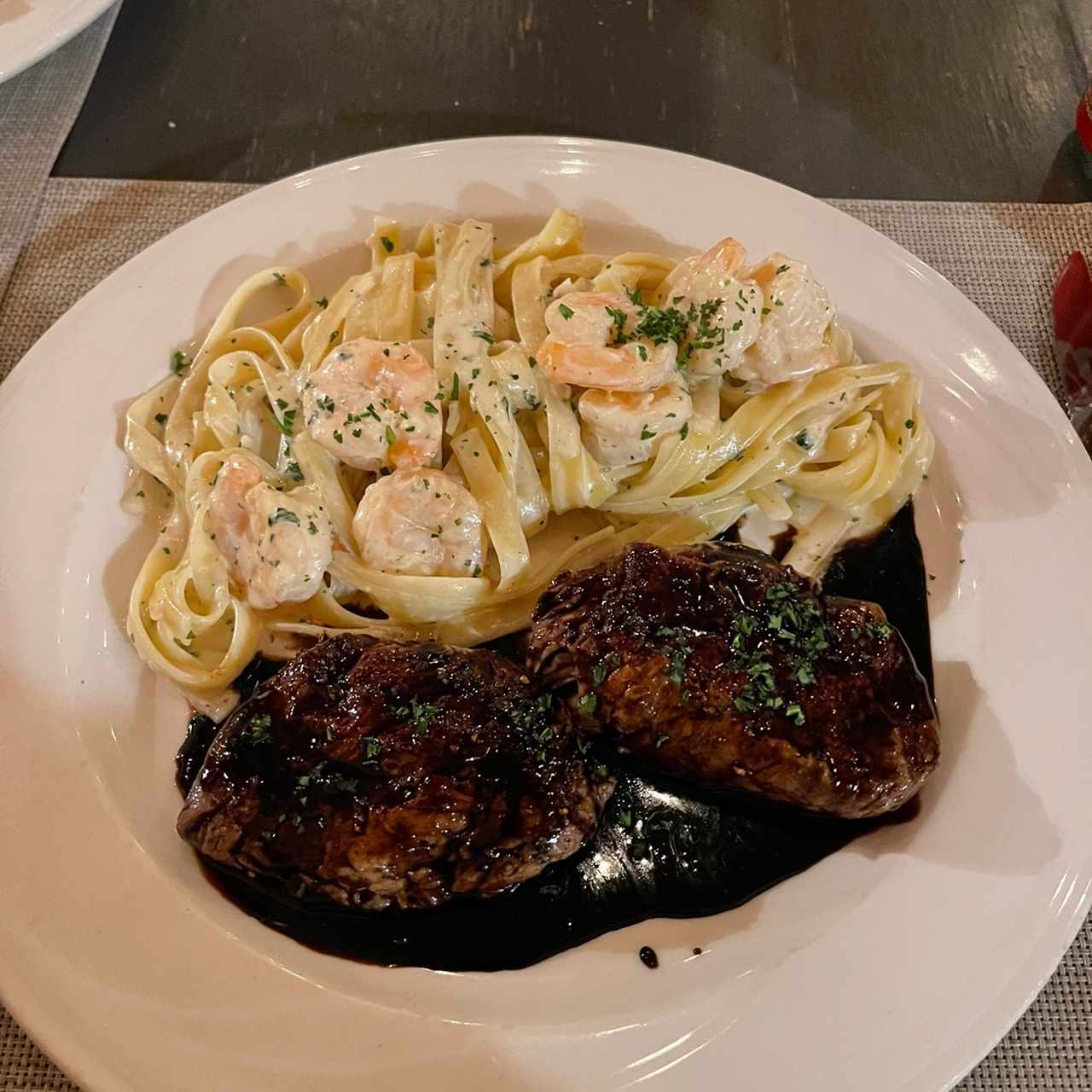 Lomito Sempre Dritto con pasta con camarones