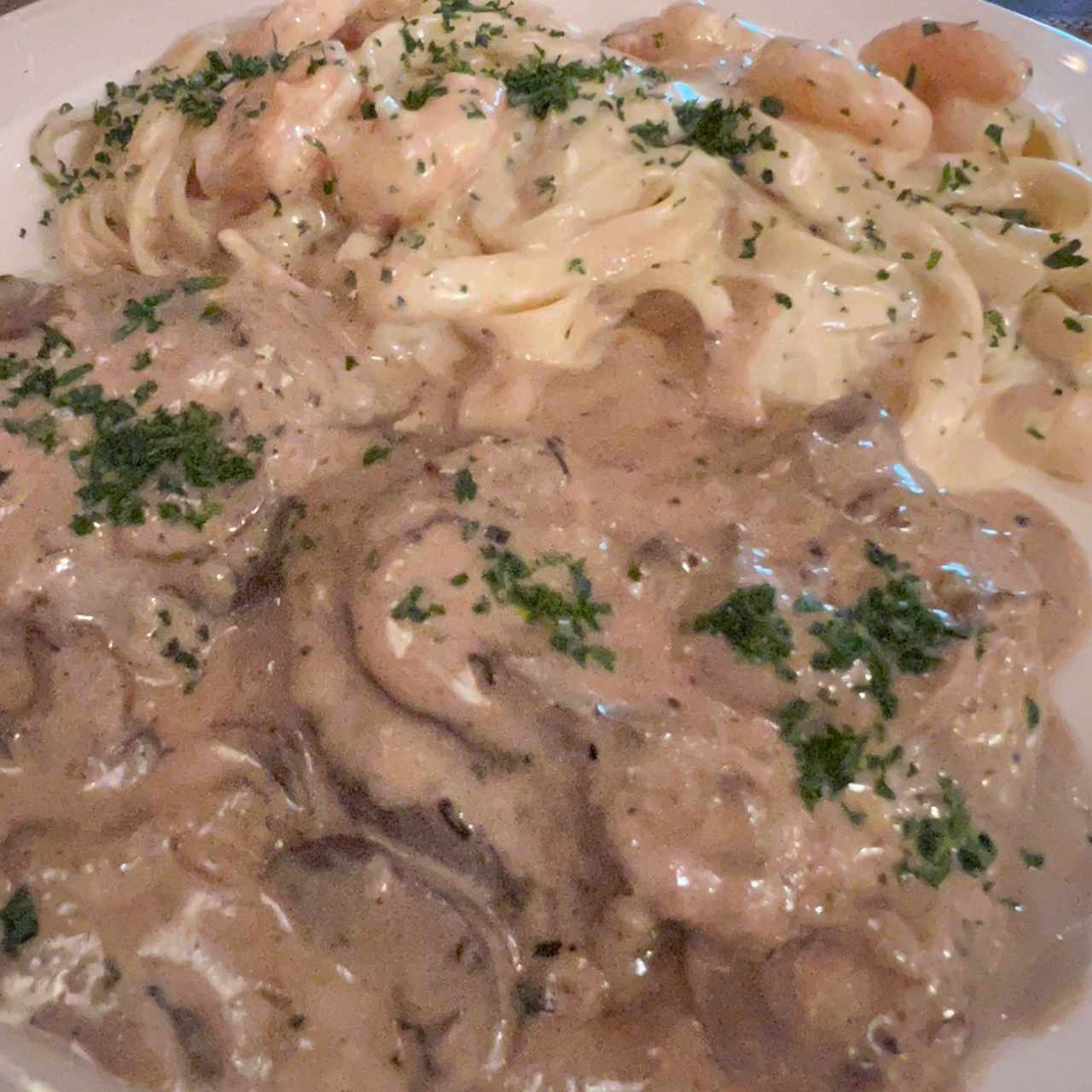 lomito con chmpiñones y pasta Alfredo con camatones