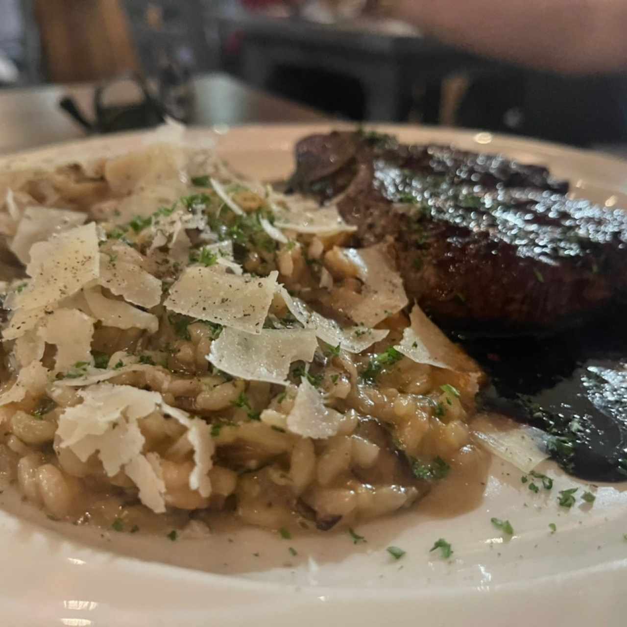 Lomito pimienta acompañado de rissoto funghi