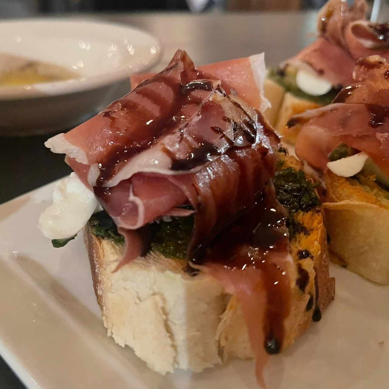 Bruschettas de jamón serrano, pesto, burrata