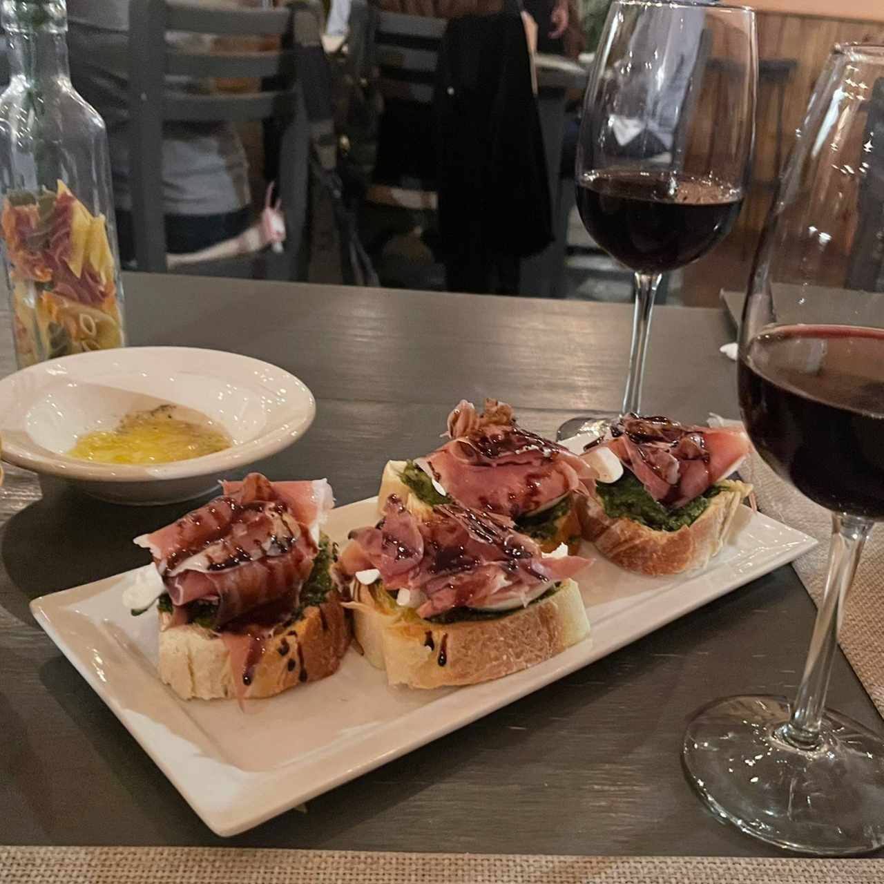 Bruschettas de jamón serrano, pesto, burrata