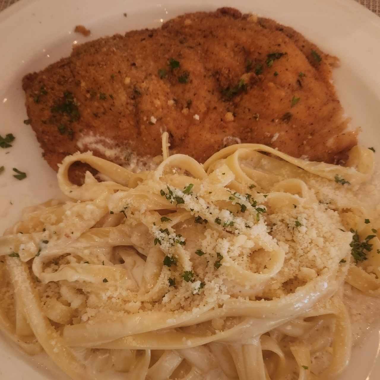 Millanesa de pollo con fetuchines 4 quesos