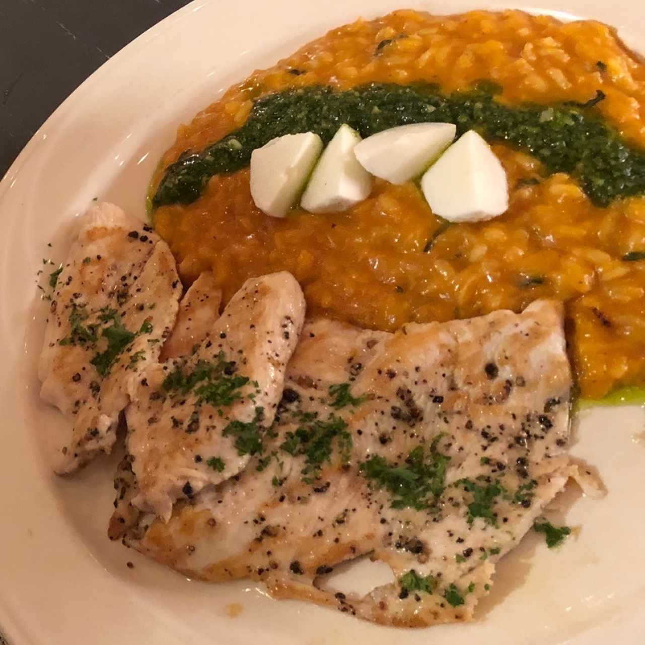 Milanesa de pollo a la plancha en especies con rissotto a la napoletana