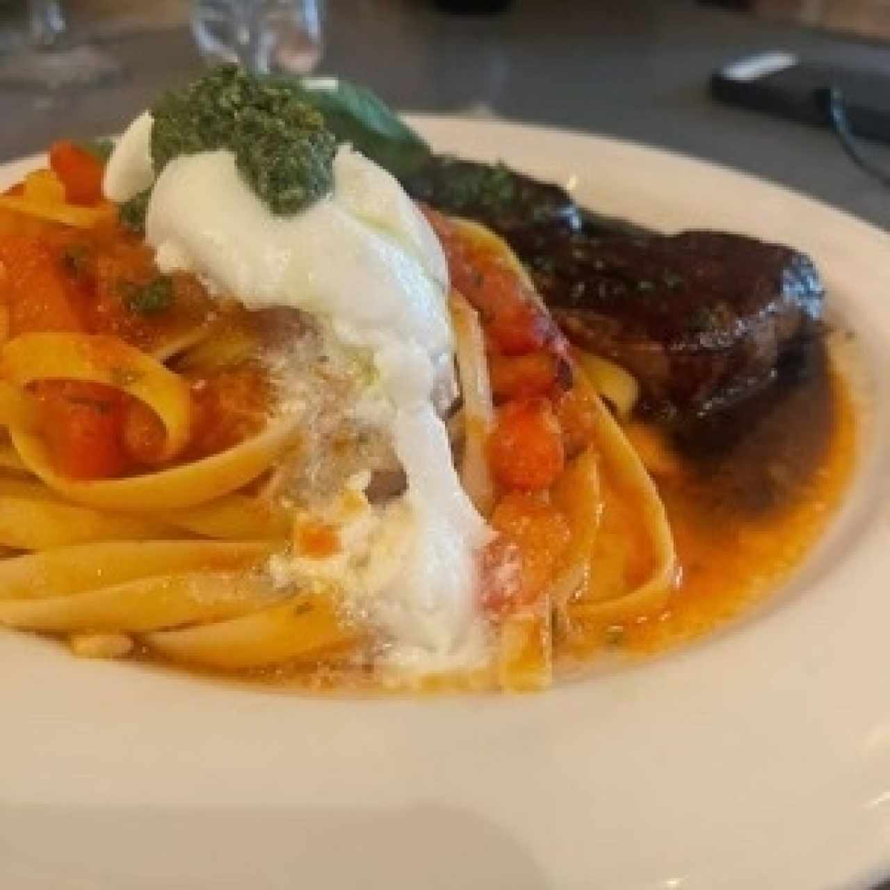 Medallones lomito con pasta fileto 