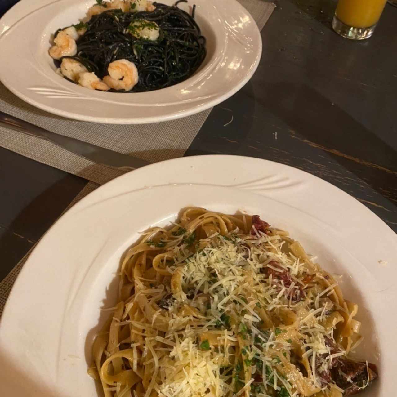 Pasta con camarones en tinta de calamares y pasta toscana