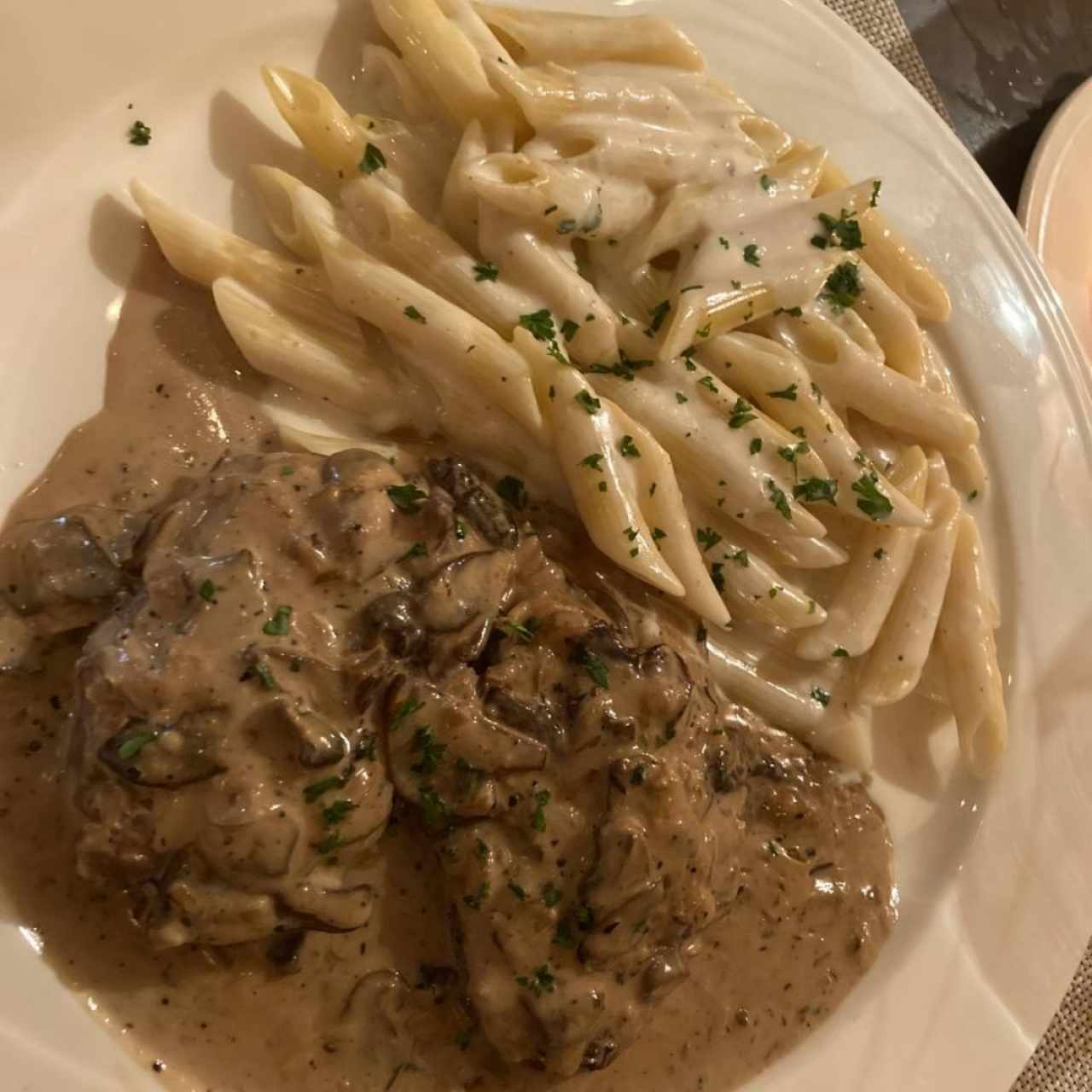 Lomito con salsa de hongos y pasta alfredo