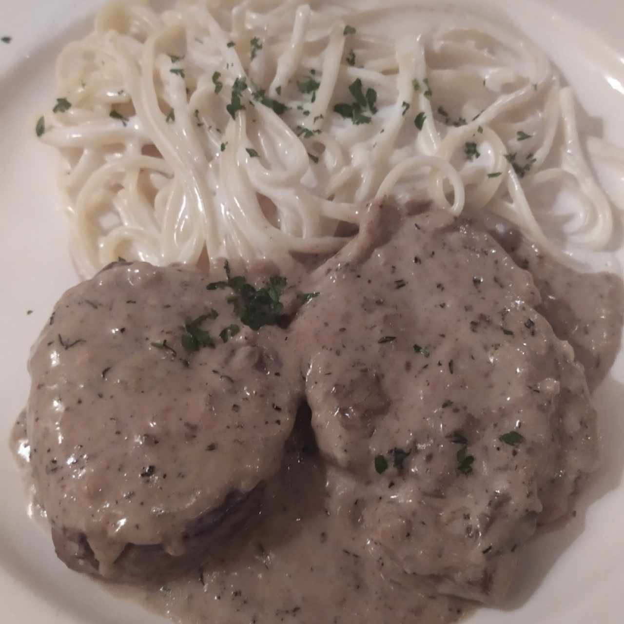 Lomito al Pepe con pasta Alfredo