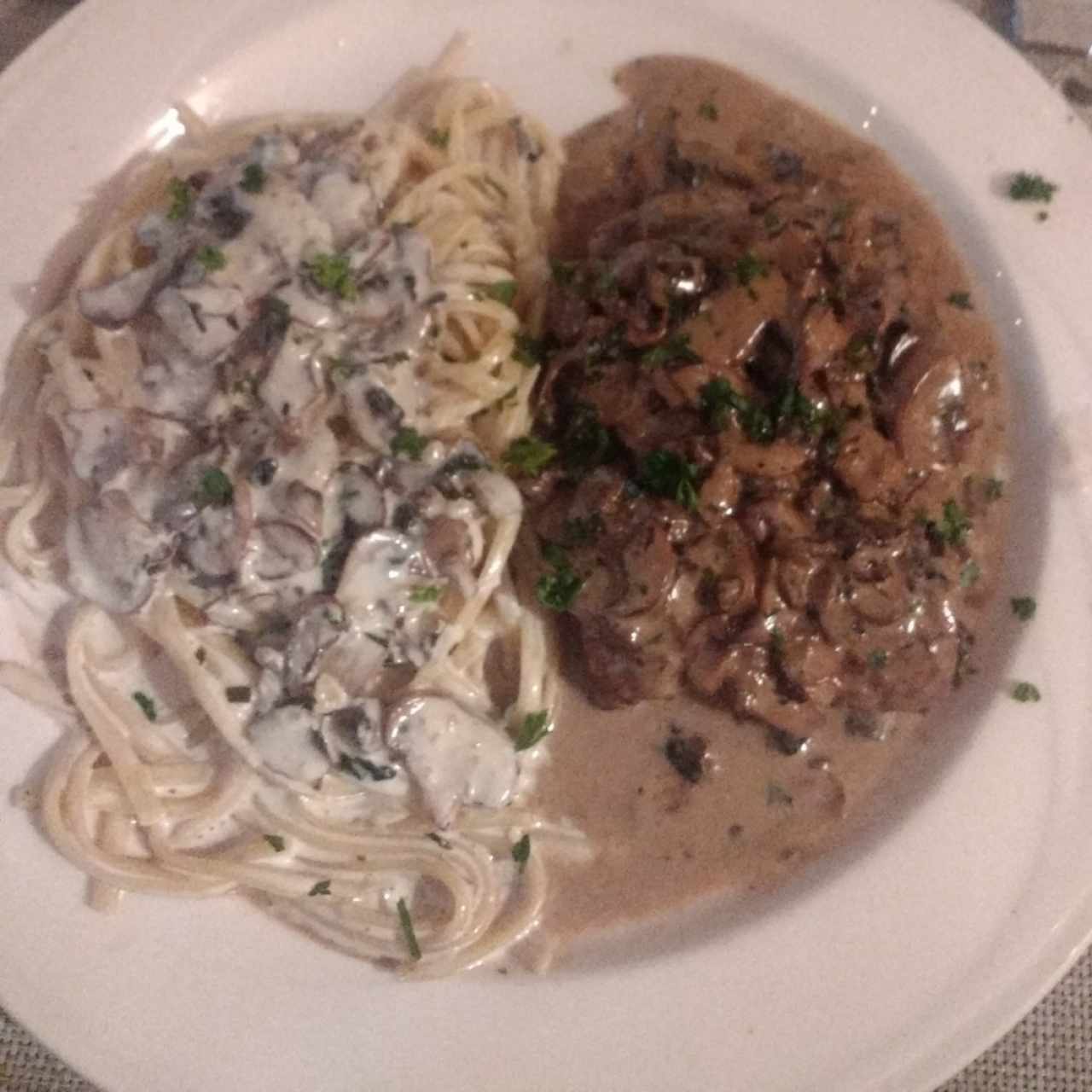 Lomito con hongos y pasta a la crema y con champiñones DELICIOSO 😍