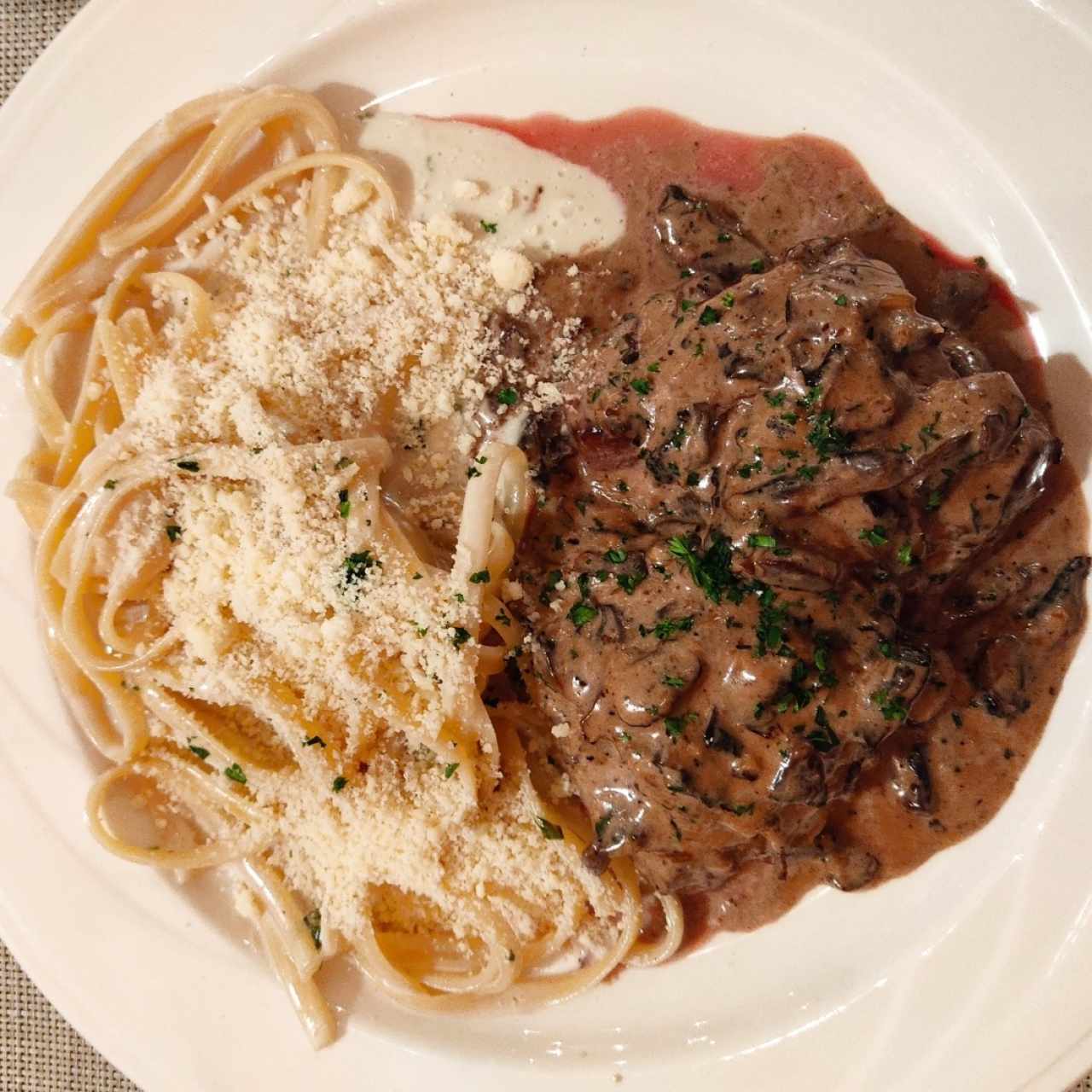 Medallones de Lomito con salsa de hongos y pasta cuatro quesos 