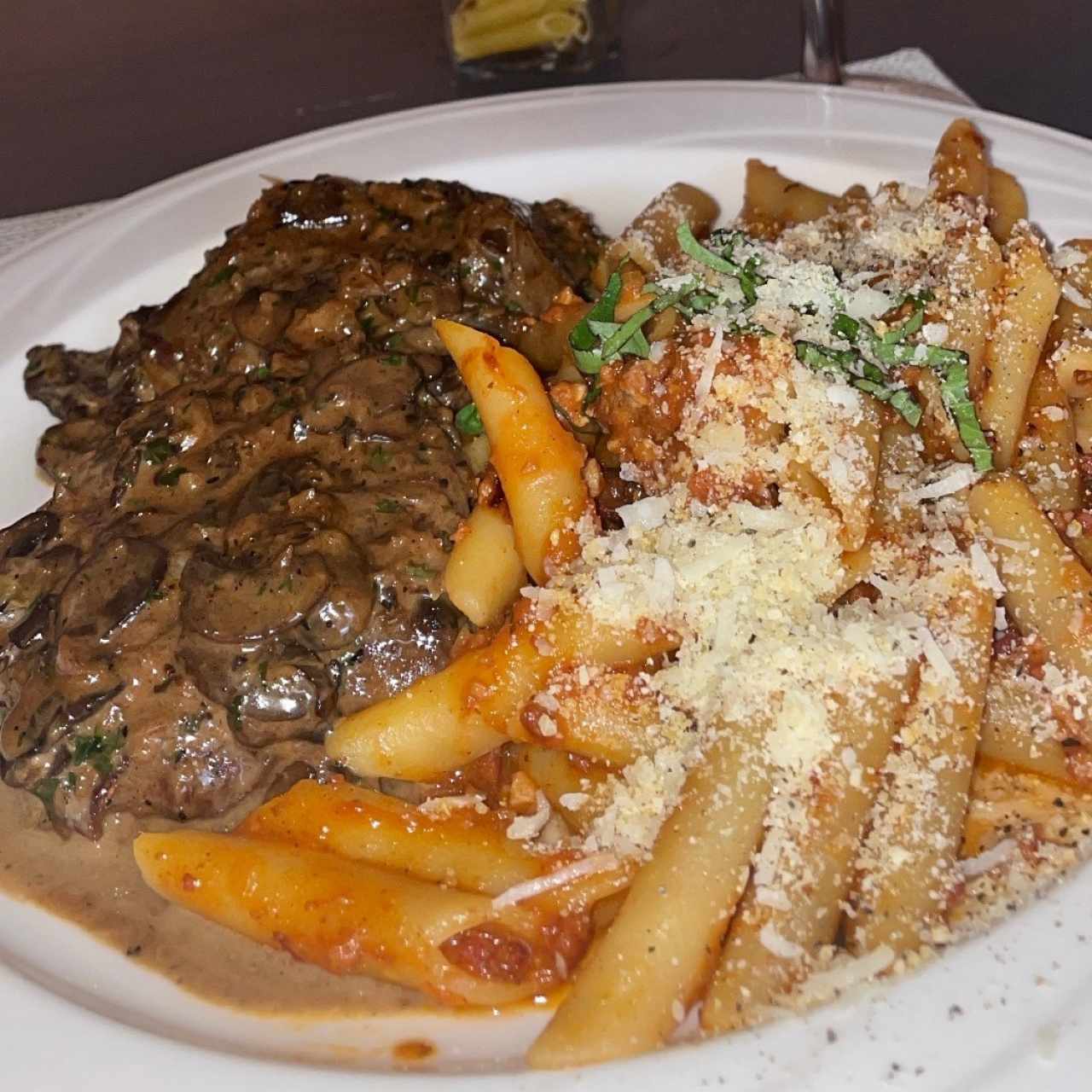 Lomito funghi con pasta amatriciana 