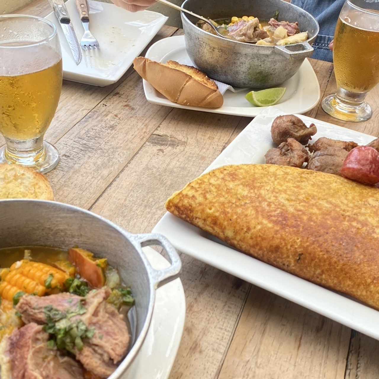 Sopa de costilla y cachapa con queso y cochino