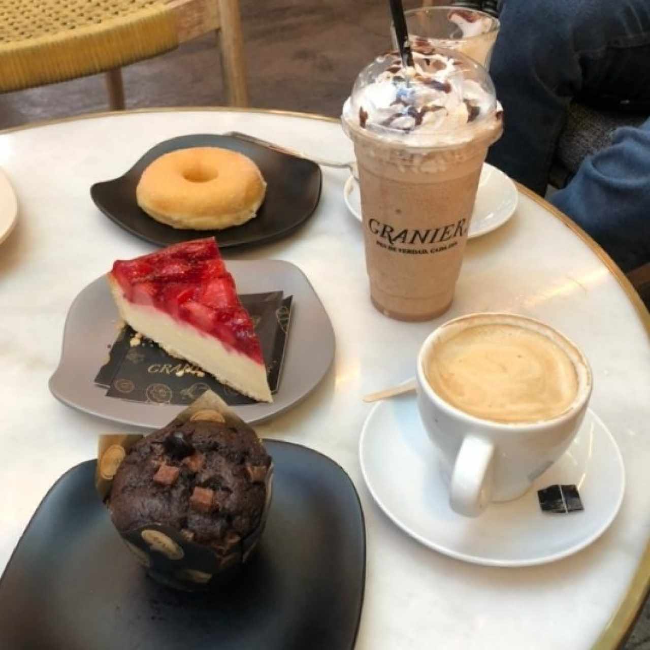 La donut y el latte vainilla lo mejor.