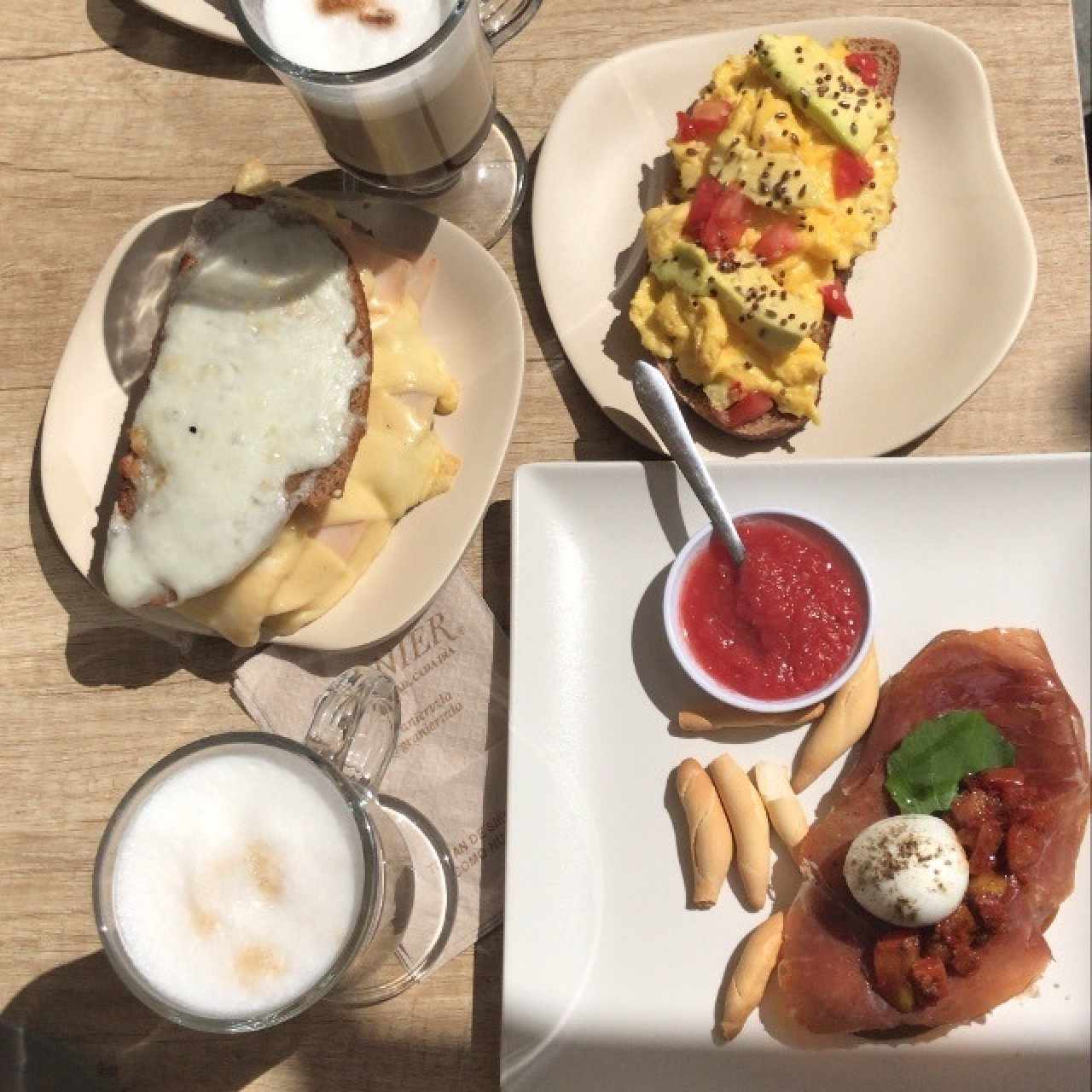 Variedad de Tostadas y Cafe para desayunar