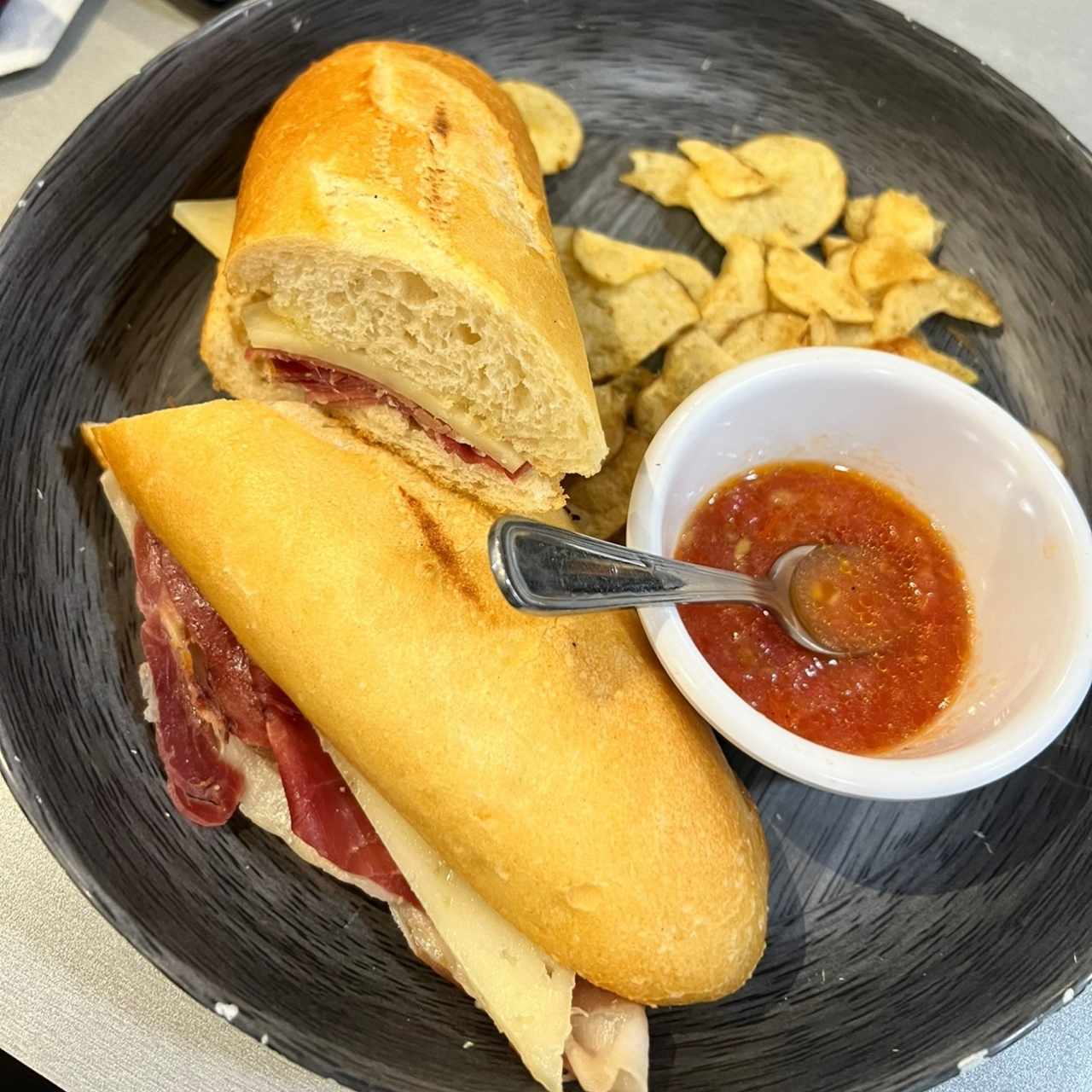 Bocadillo Jamon Serrano y Queso Manchego