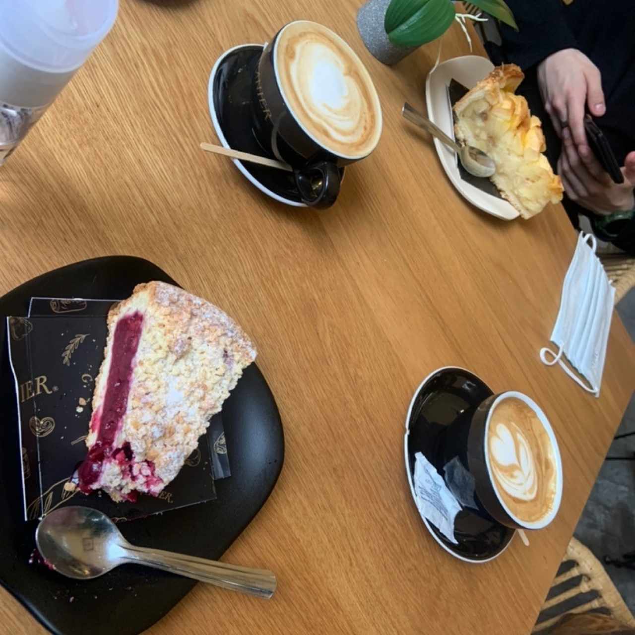 Torta de cereza, Torta de manzana premium, Dos cafés. 