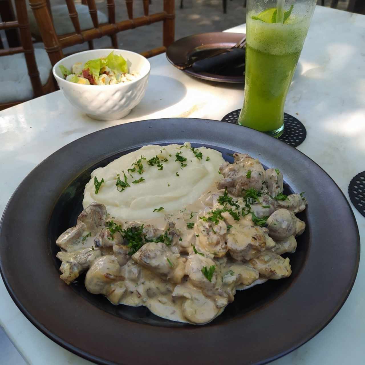 Strogonoff de lomito con puré de papas y ensalada césar.