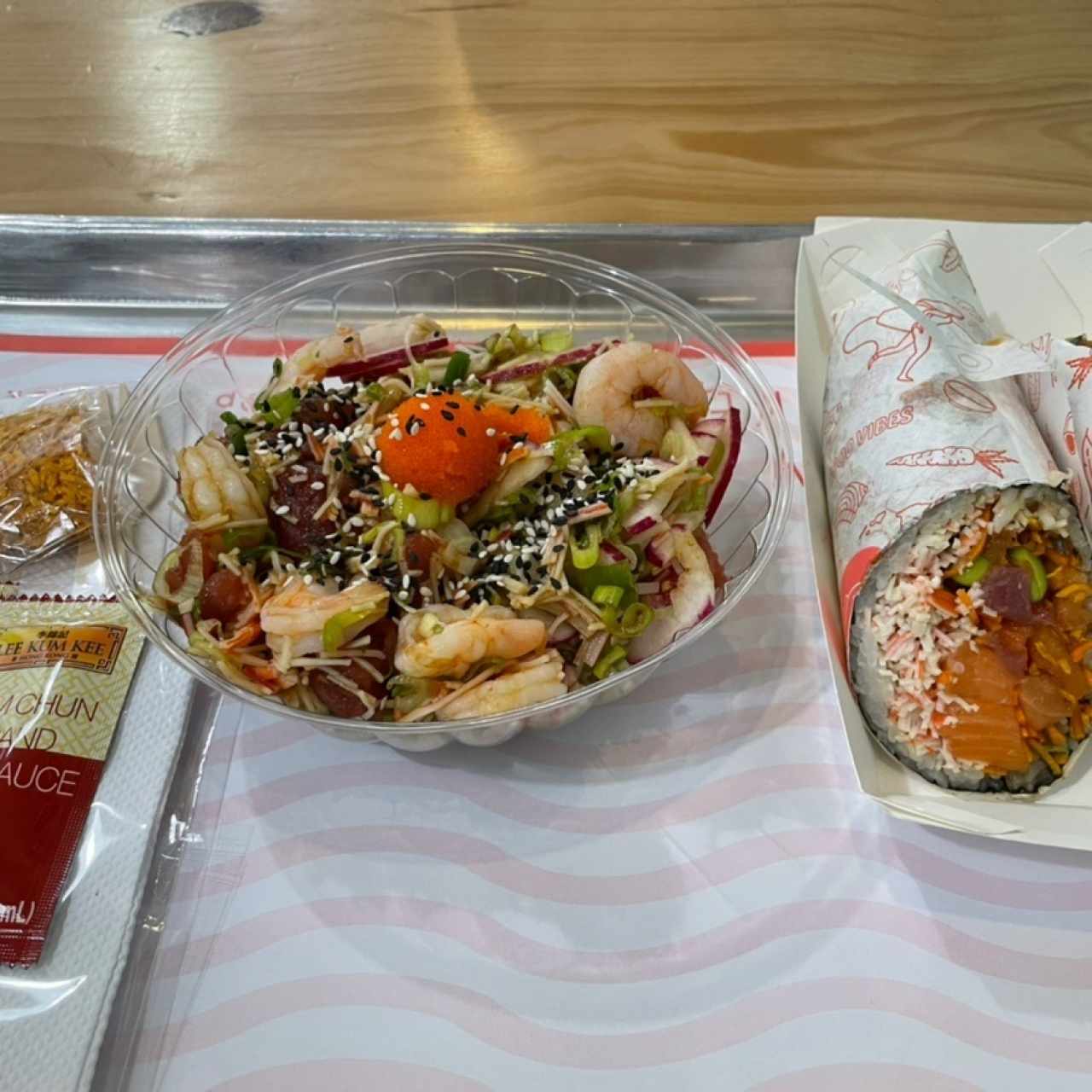 Bowl + burrito de salmón, atún, soya y salsa de anguila