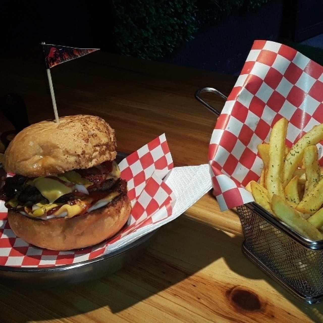The Original Gansta pan de orégano y papas fritas