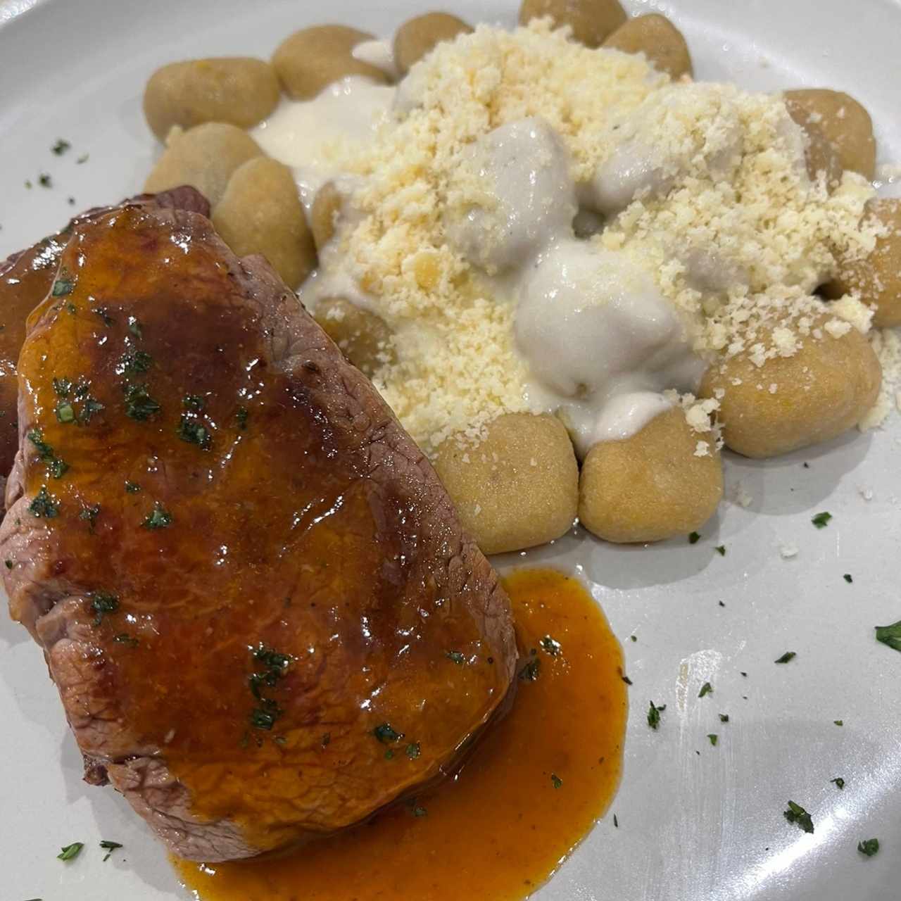 Medallones de Lomito con Ñoquis 5 quesos