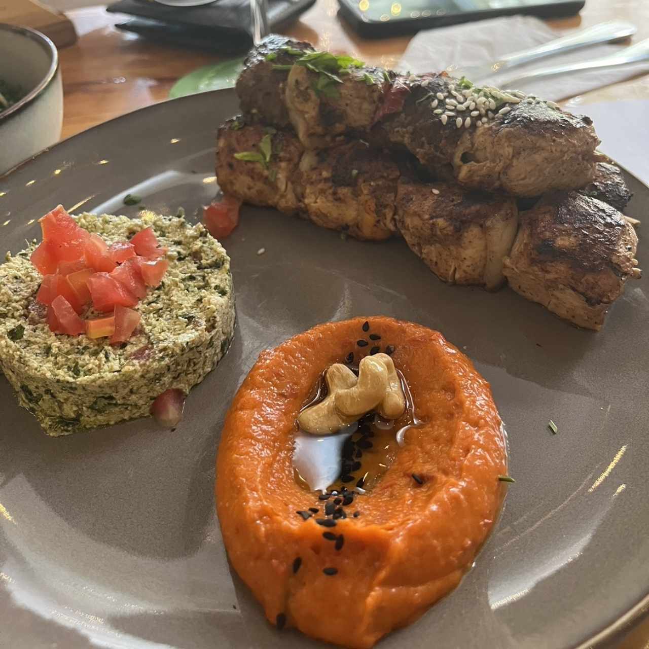 Pinchos, shanklish dw pesto y crema de pimentón 