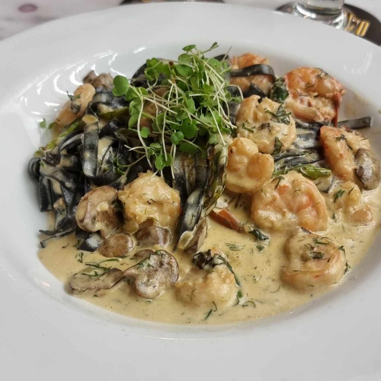 Pasta negra con langostinos y Espárrago 
