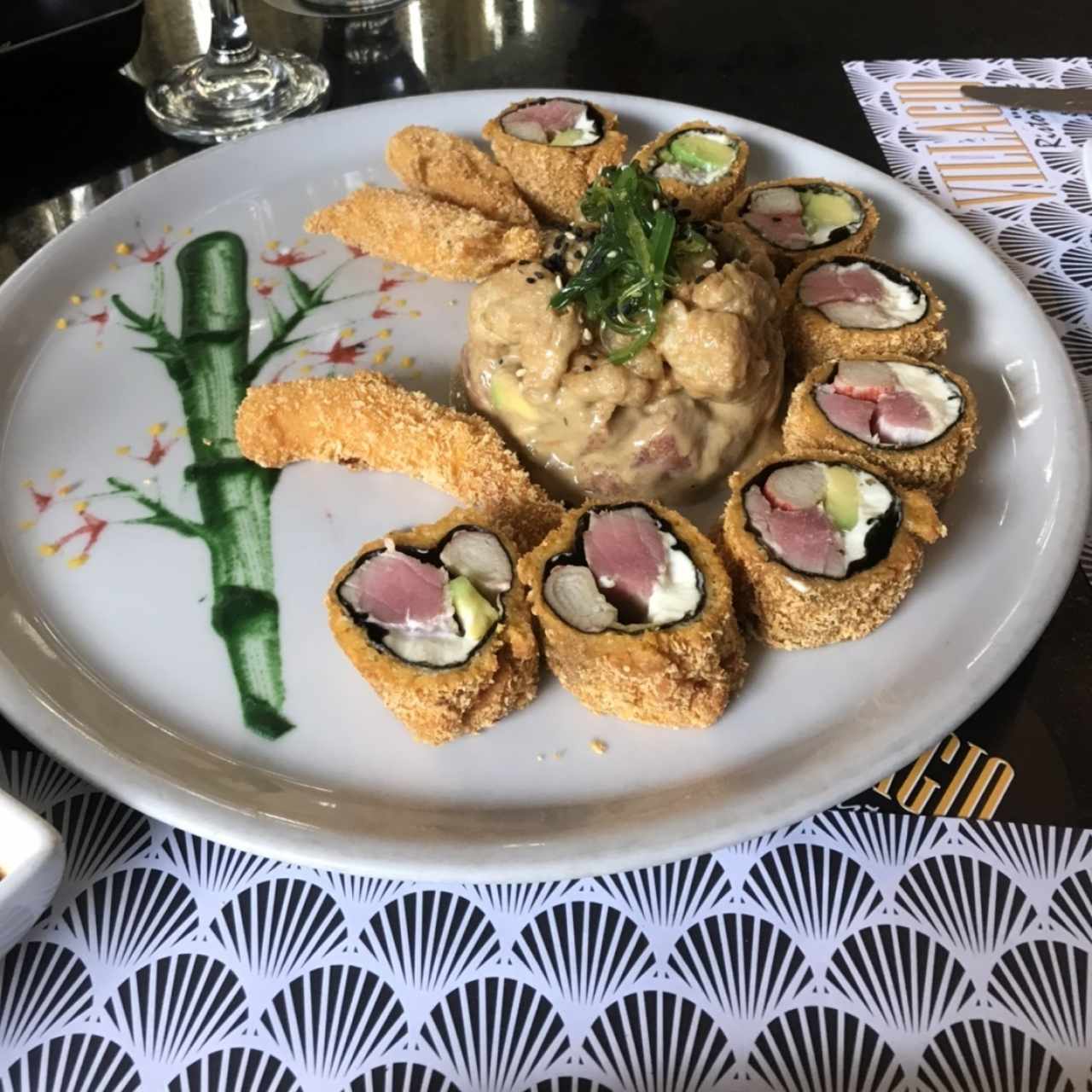 Rolls con tartar de atun y langostinos rebosados 