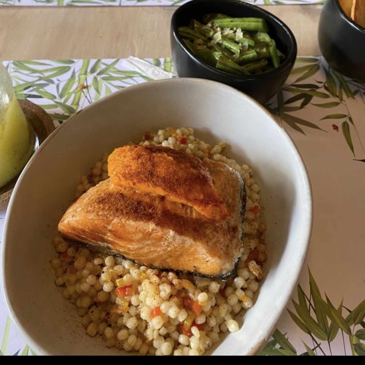 Churrasco de salmon en cama de quinoa israeli