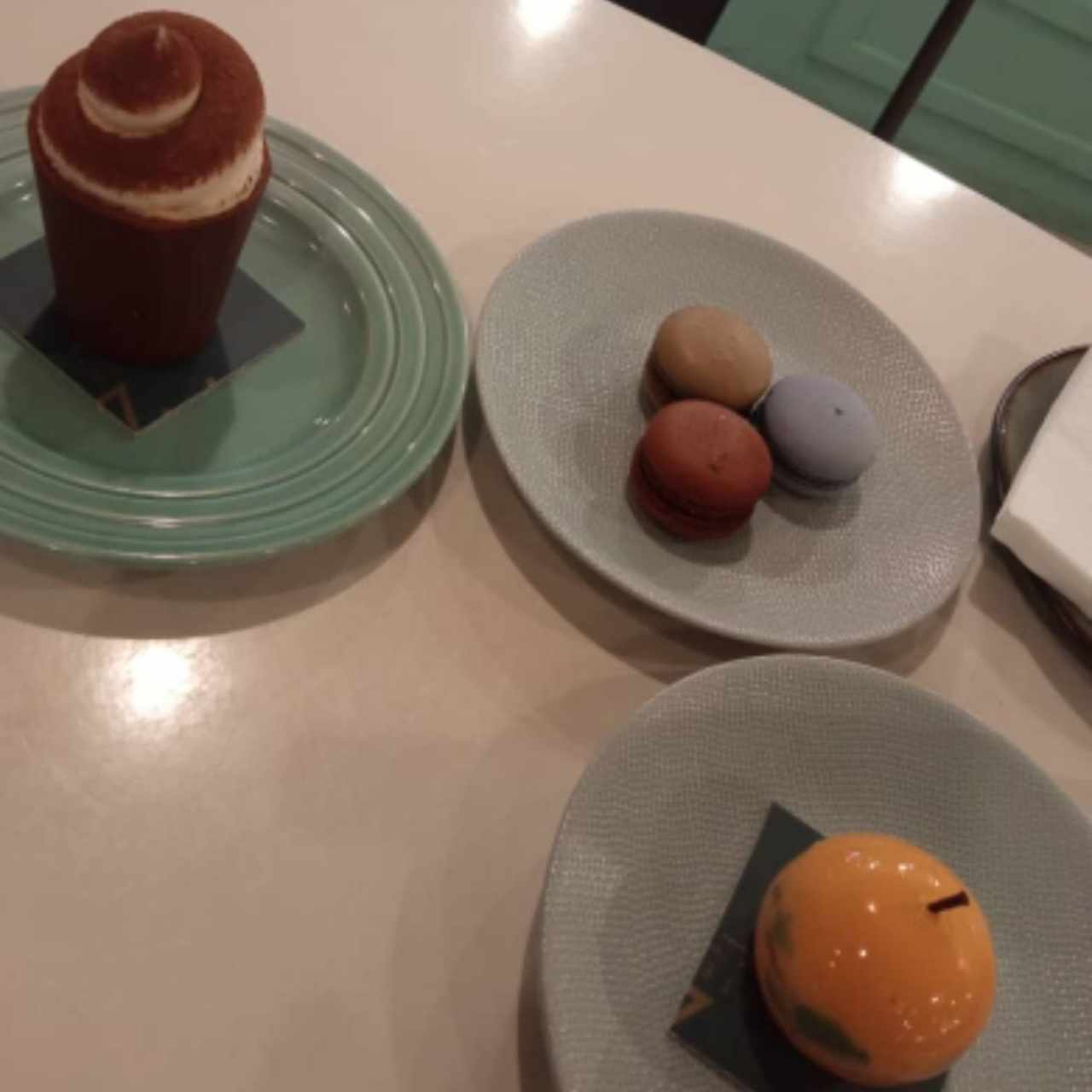 tiramisú, macarrones y parchita 