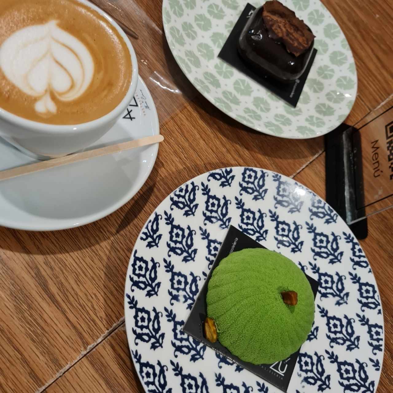 Pistacho, chocolatier y un excelente capuchino con leche de Alendras!