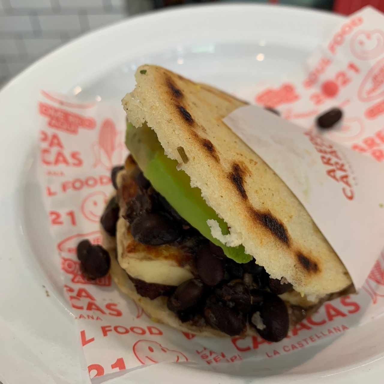 Caraota queso planchado y aguacate 