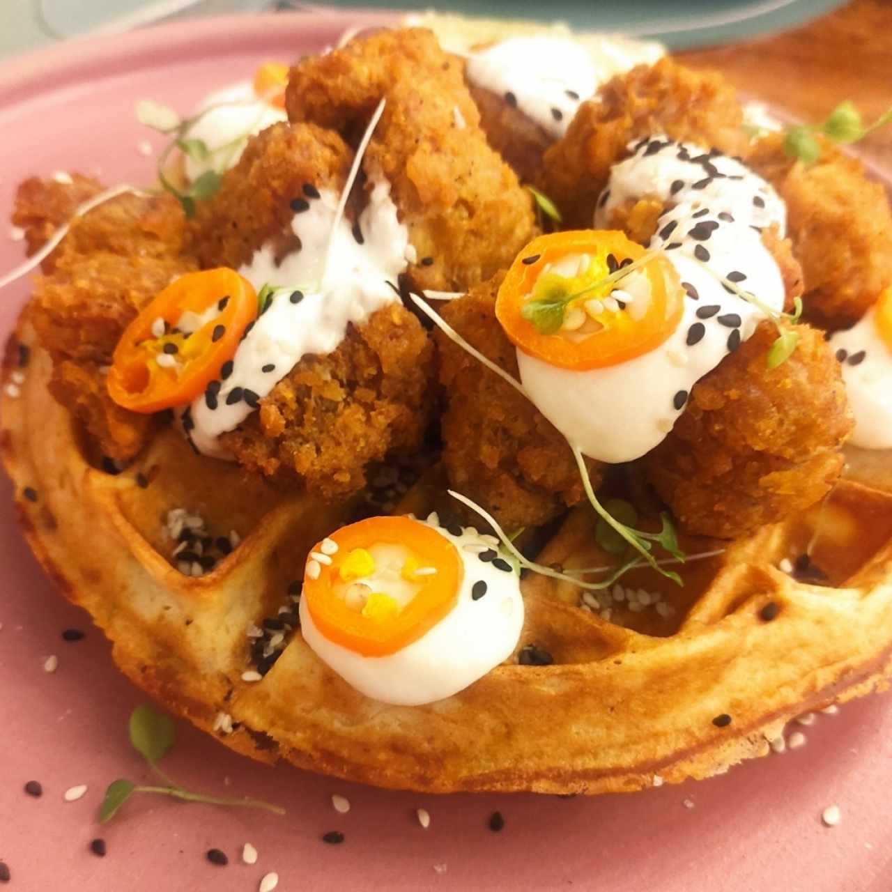 Waffle de maíz con cotufas de cerdo 
