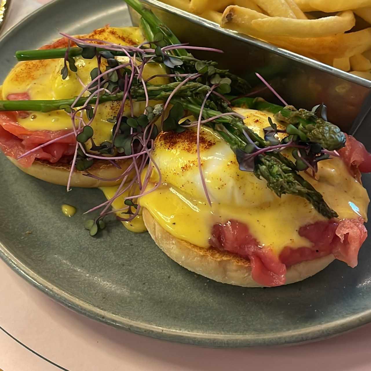 Huevos benedictinos con salmón. 