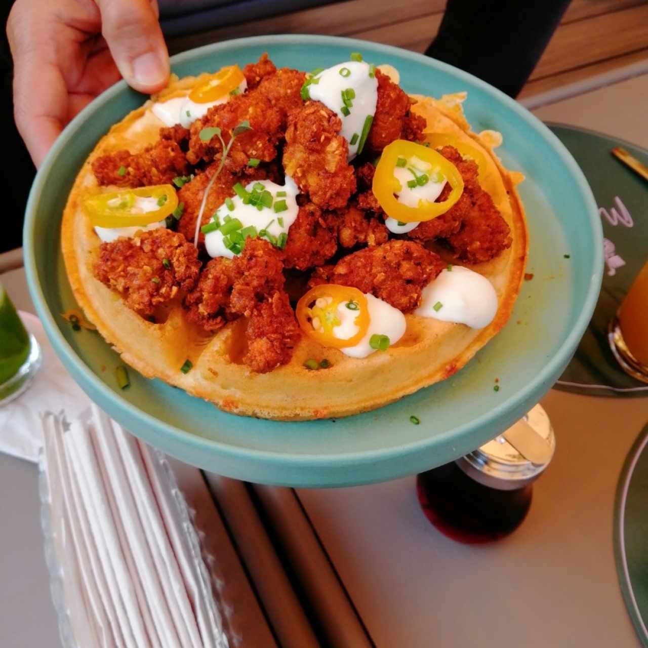WAFFLE DE MAÍZ CON COTUFAS DE CERDO 