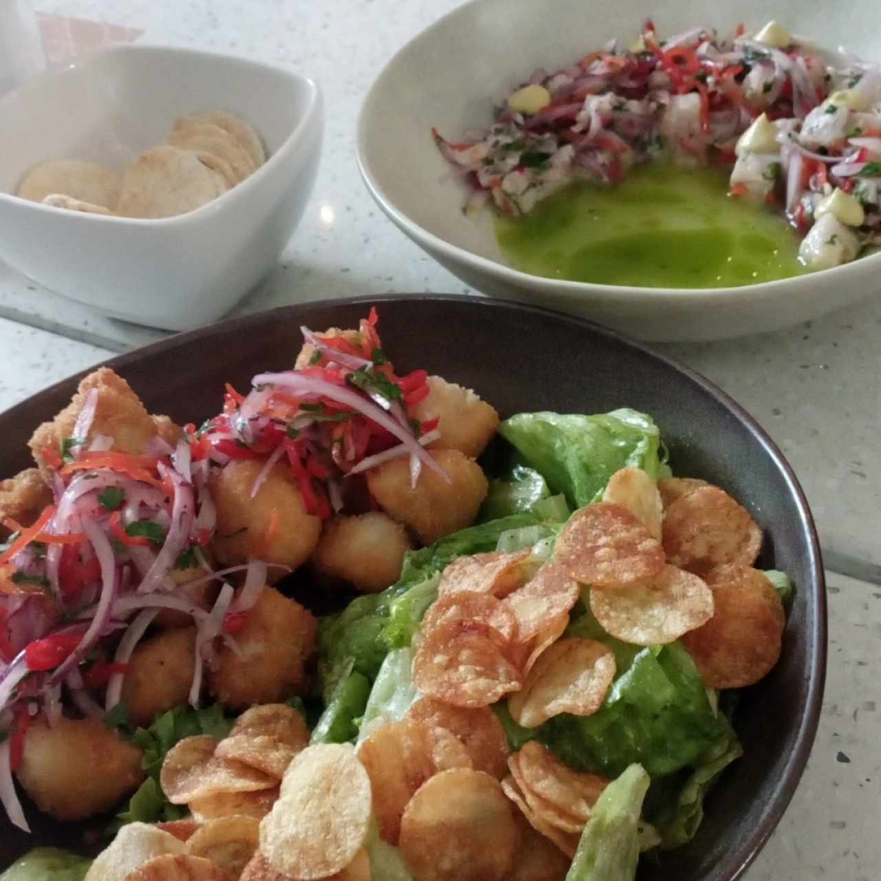 fish and chips y ceviche. divino 