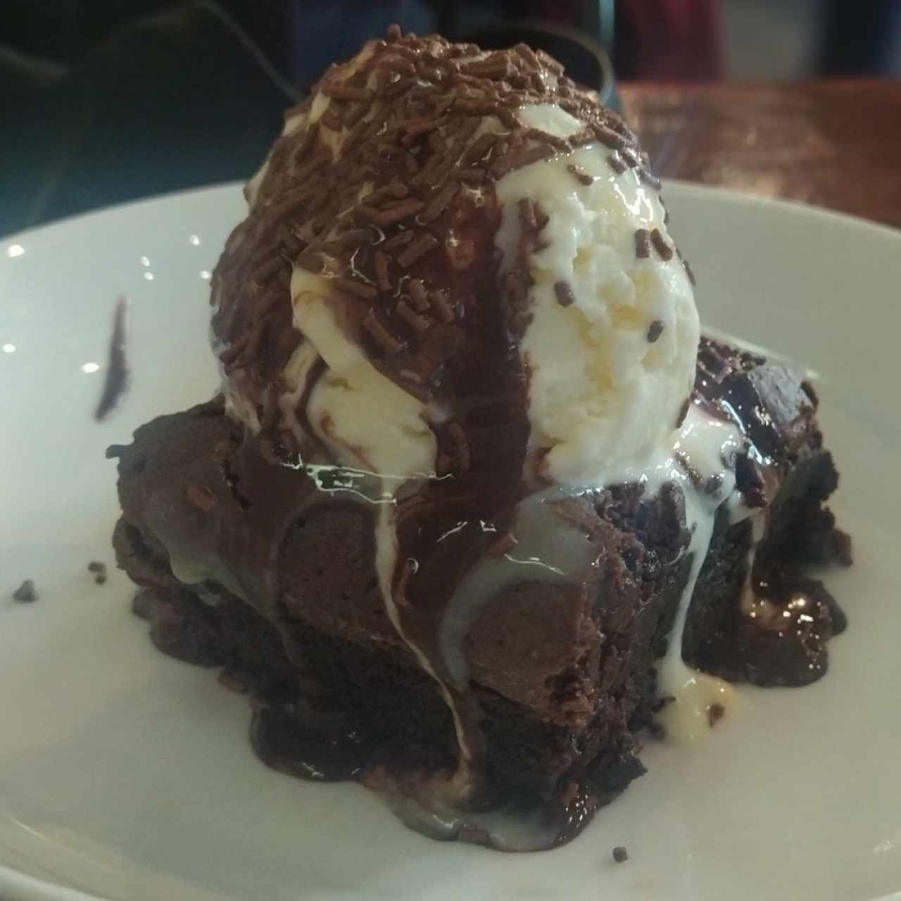 Brownie con helado.