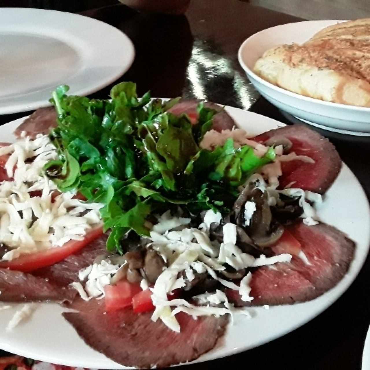 Extraño carpaccio que "viene en plato" no lo recomiendo.