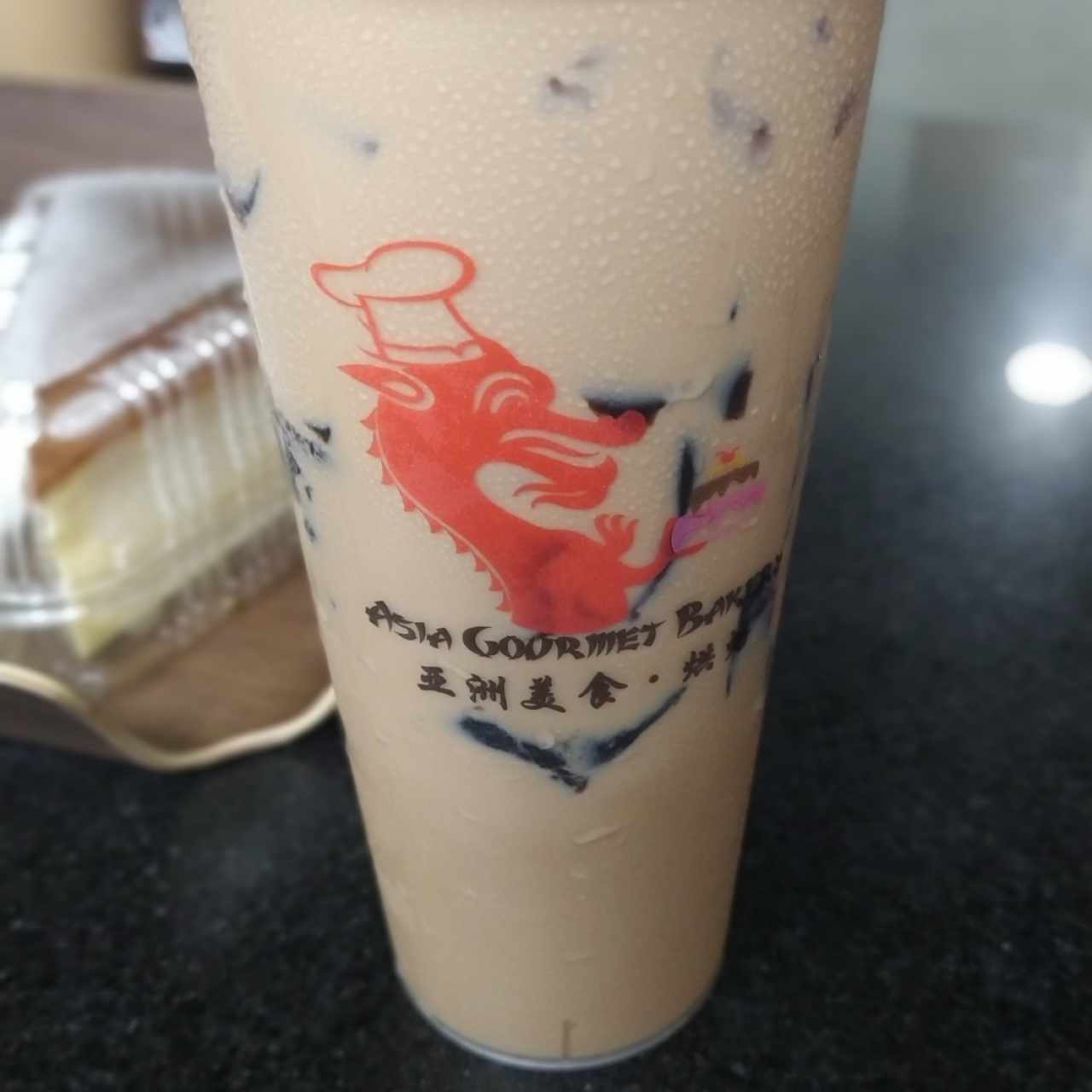 Té con leche y gelatina negra
